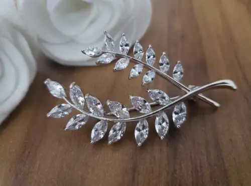 Broche Banhado a Prata com Zircônias