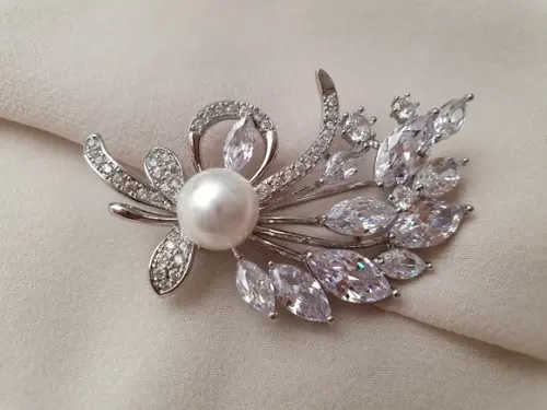 Broche Banhado a Prata com Zircônias e Pérola
