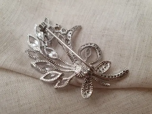 Broche Banhado a Prata com Zircônias e Pérola
