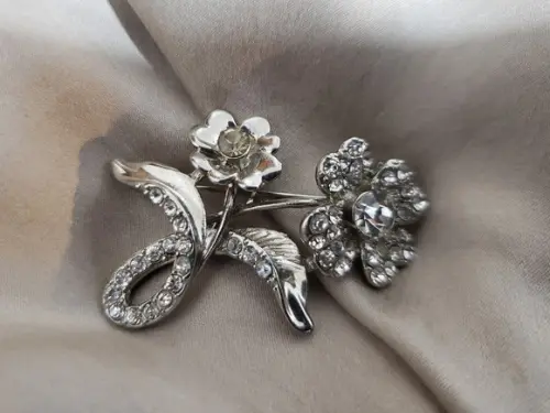 Broche banhado com Cristais e strass