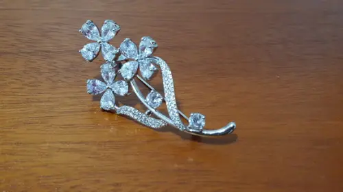 Broche banhado com Zircônias e strass