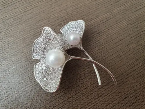 Broche Banhado com Mini Zircônias e Pérolas Shell