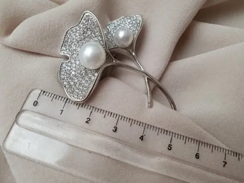Broche Banhado com Mini Zircônias e Pérolas Shell