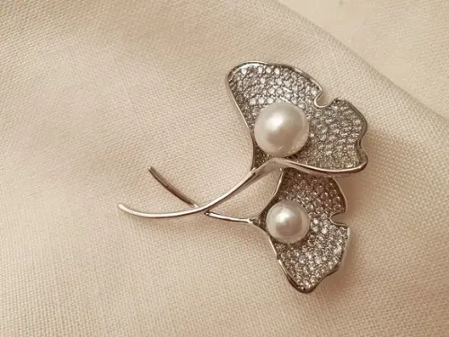 Broche Banhado com Mini Zircônias e Pérolas Shell