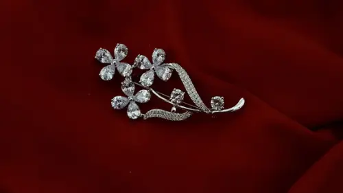 Broche banhado com Zircônias e strass