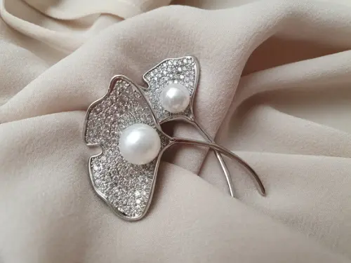 Broche Banhado com Mini Zircônias e Pérolas Shell