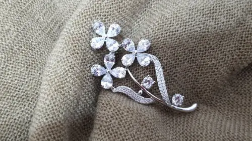 Broche banhado com Zircônias e strass