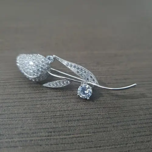 Broche Banhado Cravejado de Mini Zircônias