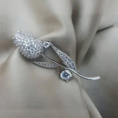 Broche Banhado Cravejado de Mini Zircônias