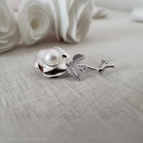 Broche Banhado Cravejado de Mini Zircônias e Pérola