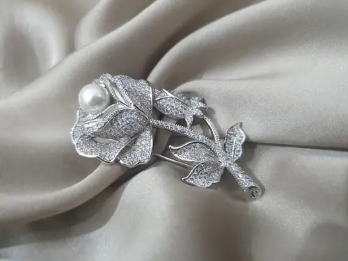 Broche Banhado Cravejado de Mini Zircônias e Pérola Shell