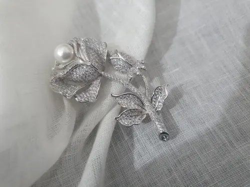 Broche Banhado Cravejado de Mini Zircônias e Pérola Shell