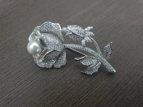 Broche Banhado Cravejado de Mini Zircônias e Pérola Shell
