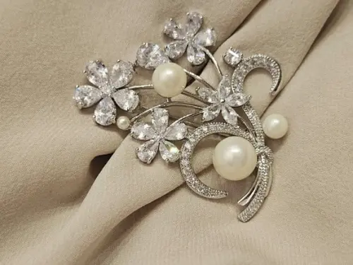 Broche Banhado Cravejado de Mini Zircônias e Pérolas
