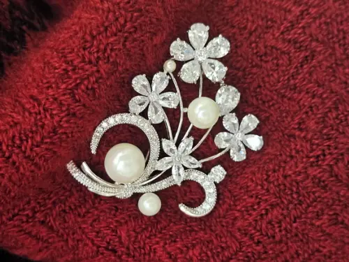 Broche Banhado Cravejado de Mini Zircônias e Pérolas