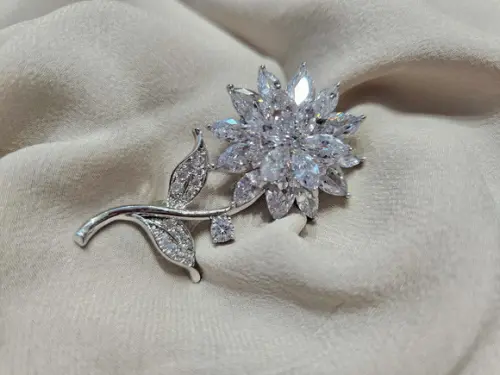 Broche Banhado Cravejado de Zircônias Facetadas