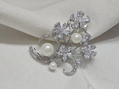 Broche Banhado Cravejado de Mini Zircônias e Pérolas