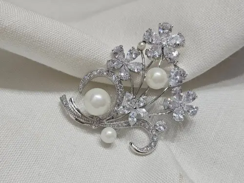 Broche Banhado Cravejado de Mini Zircônias e Pérolas