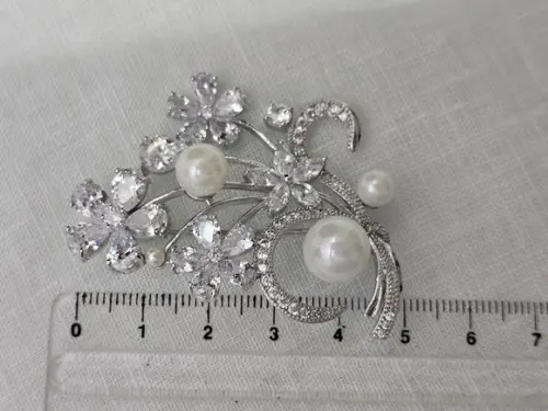 Broche Banhado Cravejado de Mini Zircônias e Pérolas