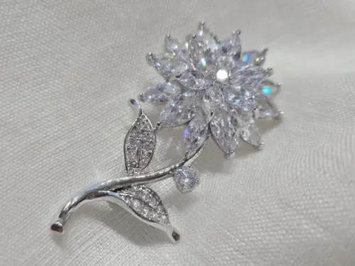 Broche Banhado Cravejado de Zircônias Facetadas