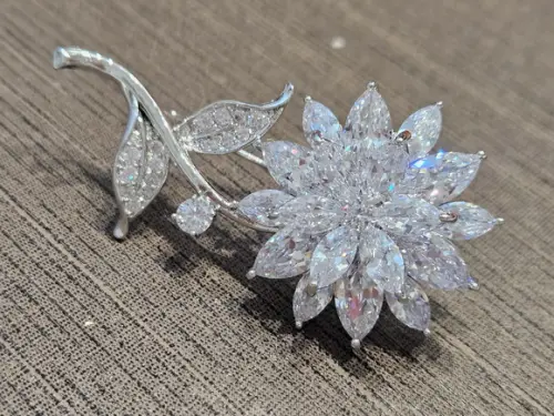 Broche Banhado Cravejado de Zircônias Facetadas