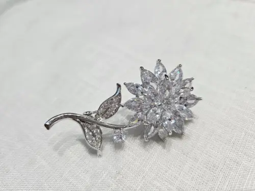 Broche Banhado Cravejado de Zircônias Facetadas