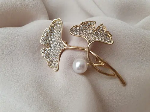 Broche Dourado Banhado com Mini Zircônias e Pérolas Shell