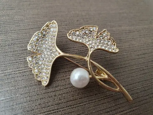 Broche Dourado Banhado com Mini Zircônias e Pérolas Shell