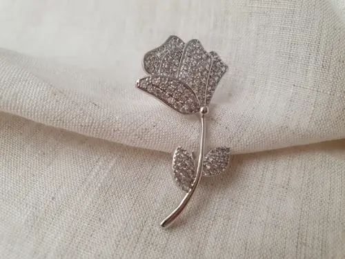 Broche Prateado Banhado Cravejado de Mini Zircônias