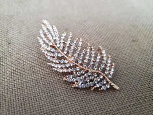 Broche Dourado Banhado Cravejado de Strass