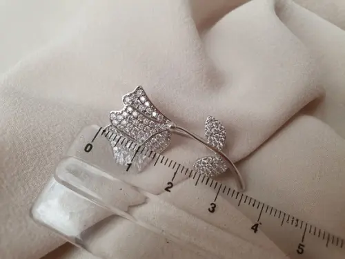 Broche Prateado Banhado Cravejado de Mini Zircônias