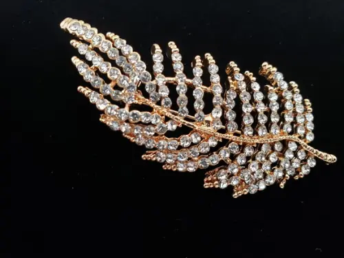 Broche Dourado Banhado Cravejado de Strass
