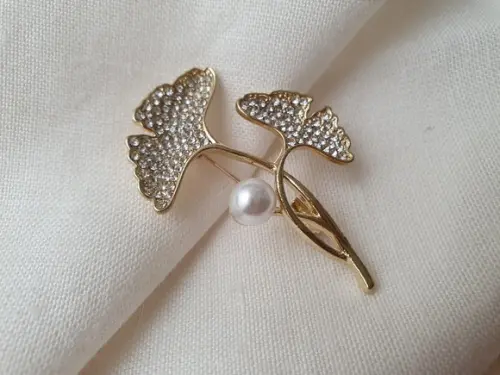 Broche Dourado Banhado com Mini Zircônias e Pérolas Shell