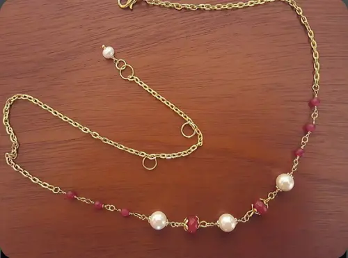 Colar Banhado com Pedras Naturais Jade Rubi e Pérolas