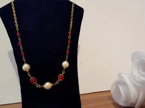 Colar Banhado com Pedras Naturais Jade Rubi e Pérolas