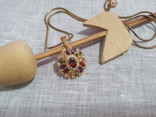 Colar Banhado Com Pingente De Cristais Coloridos