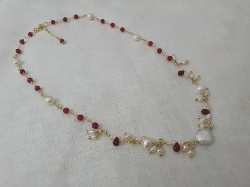 Colar Banhado De Pérolas Barrocas E Pedras Jade Rubi