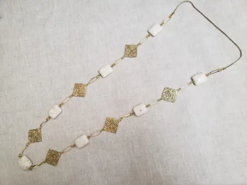 Colar Banhado Dourado com Filigranas e Pedras Naturais