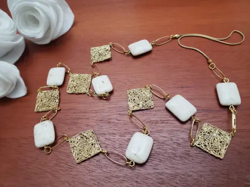 Colar Banhado Dourado com Filigranas e Pedras Naturais