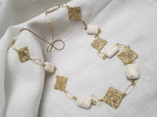 Colar Banhado Dourado com Filigranas e Pedras Naturais