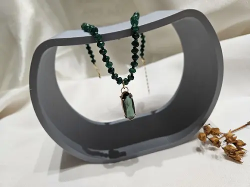 Colar Chocker de Pedras Jade e Pingente de Cristal Verde