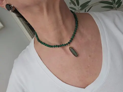 Colar Chocker de Pedras Jade e Pingente de Cristal Verde