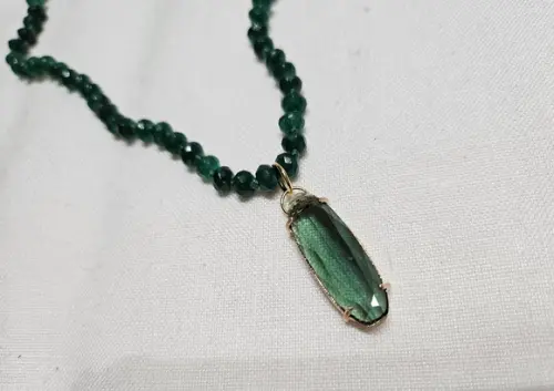 Colar Chocker de Pedras Jade e Pingente de Cristal Verde