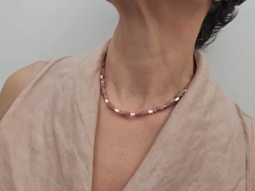 Colar Chocker Dourado com Quartzo Rosa