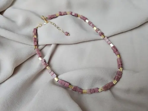 Colar Chocker Dourado com Quartzo Rosa