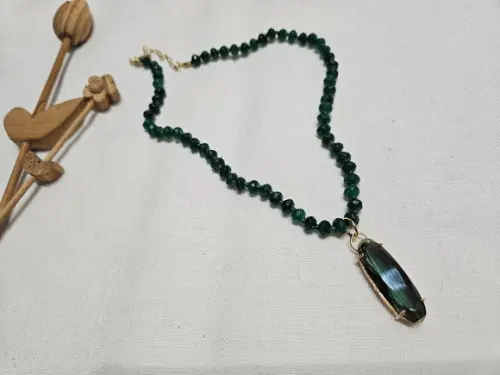 Colar Chocker de Pedras Jade e Pingente de Cristal Verde