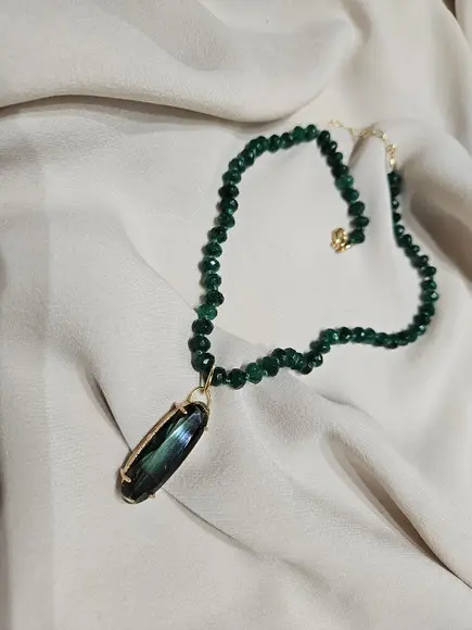 Colar Chocker de Pedras Jade e Pingente de Cristal Verde