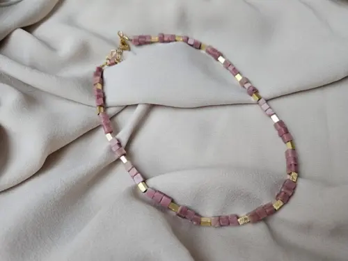 Colar Chocker Dourado com Quartzo Rosa