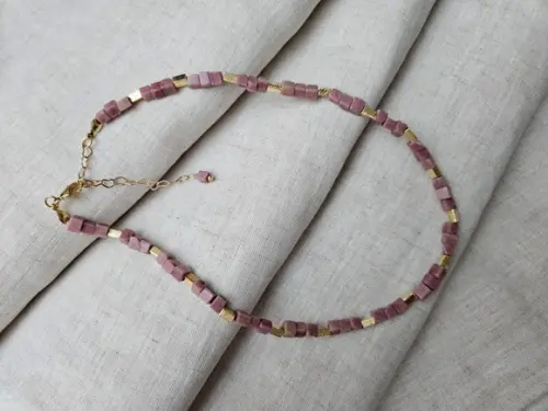 Colar Chocker Dourado com Quartzo Rosa