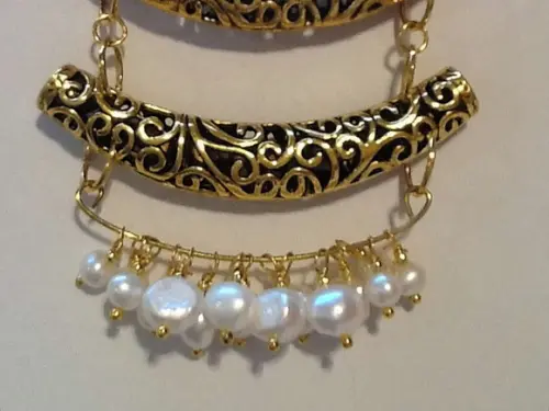 Colar Chocker Dourado e Pérolas Naturais
